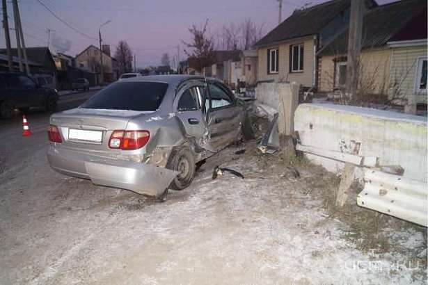 В Орле пьяный водитель «Ниссана» влетел в металлическое ограждение