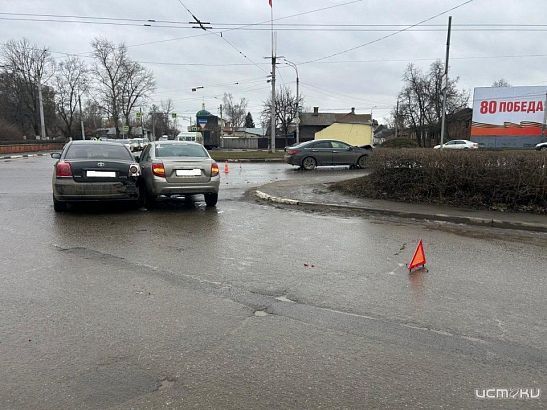 На одном из перекрестков в центре Орла не смогли разъехаться три автомобиля На одном из перекрестков в центре Орла не смогли разъехаться три автомобиля