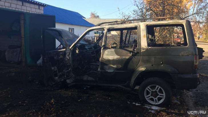 В Хомутово огонь уничтожил внедорожник