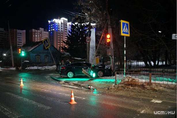 В Орле пьяный водитель заехал на бордюр и снес дорожные знаки