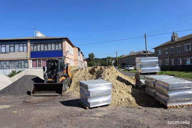 В Дмитровске активно ведется благоустройство дорог, дворовых и общественных территорий