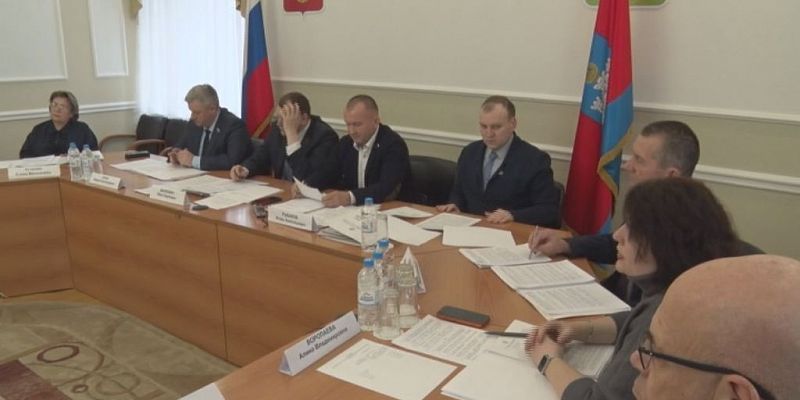 За столом: депутаты, известный фельдшер-активист, экс-сенатор Владимир Круглый. Что было на первом в этом году заседании комитета по здравоохранению 