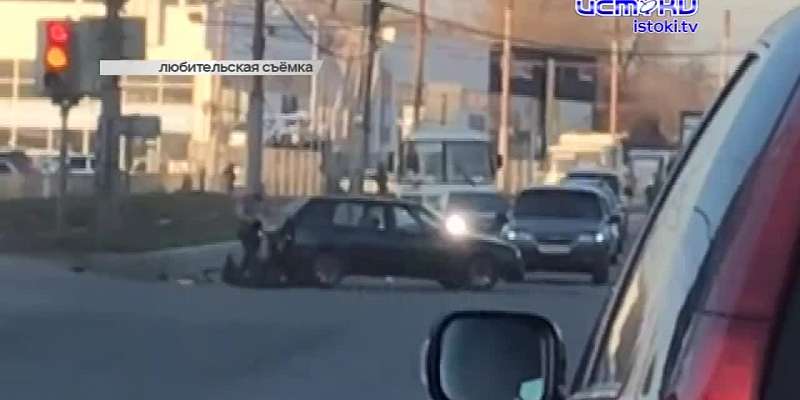 Видео: возле ТМК «ГРИНН» в Орле грузовик «догнал» «Фольксваген-Гольф»