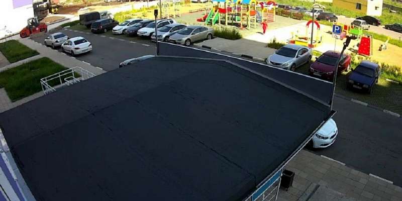 Потолкал чужие авто и пошел домой: в Орле на видео попал странный водитель