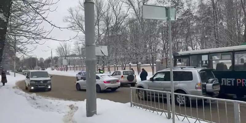 Утром недалеко от «Орловской Нивы» столкнулись два авто. «Пострадал» троллейбус