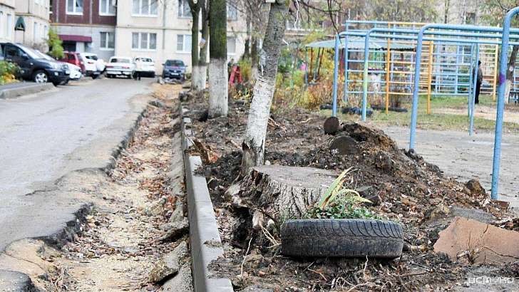 Разрыли и бросили: об одном из орловских дворов забыл подрядчик