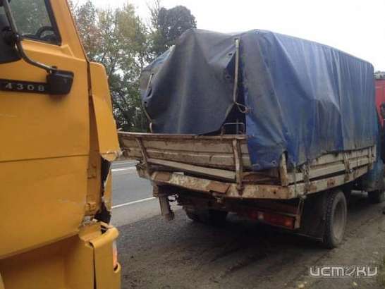 Во Мценском районе столкнулись два грузовика 