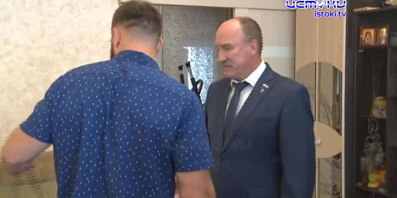 В гостях у участника СВО. Председатель областных народных избранников в преддверии юбилейной даты пришёл с подарками