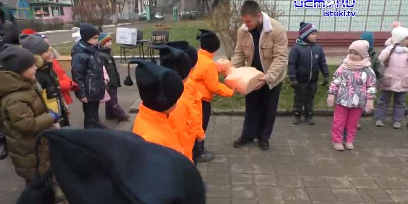 Орловские спасатели навестили воспитанников детсада №79, где доступно и в игровой форме объяснили малышам правила поведения на льду