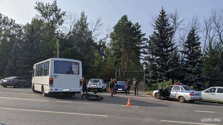 В Орловской области маршрутка сбила 18-летнего мотоциклиста без прав