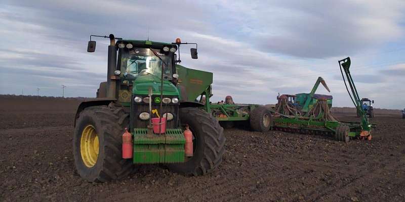 В Орловской области рабочий на тракторе «Джон Дир» сбил на поле мужчину