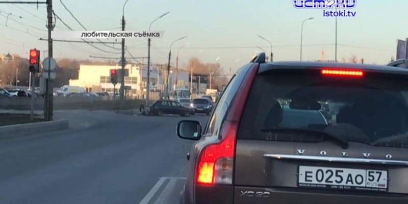 Видео: возле ТМК «ГРИНН» в Орле грузовик «догнал» «Фольксваген-Гольф»