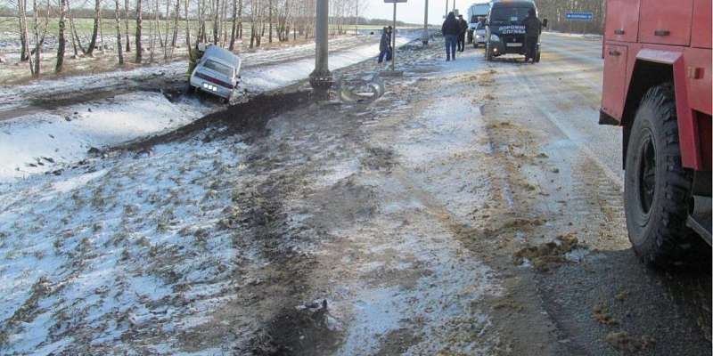 На орловской трассе опрокинулась машина с ребенком