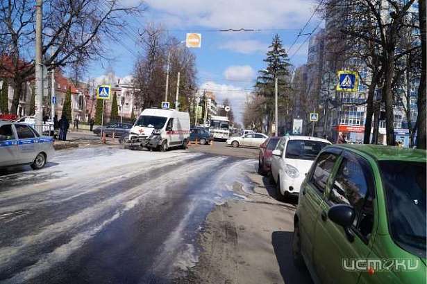 В Орле автомобиль «скорой помощи», следуя на вызов к ребенку, попал в ДТП
