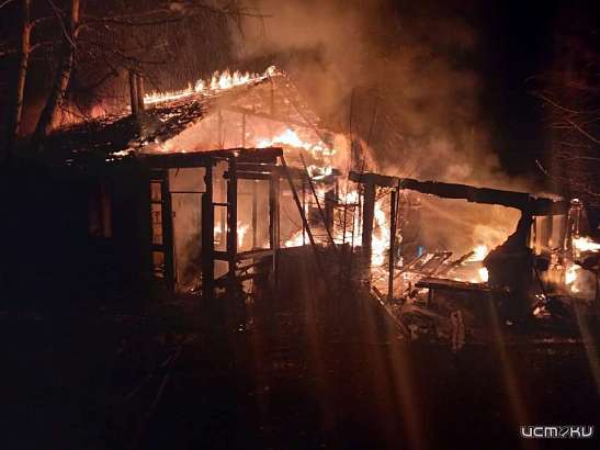 В Урицком районе полыхал двухкартирный дом