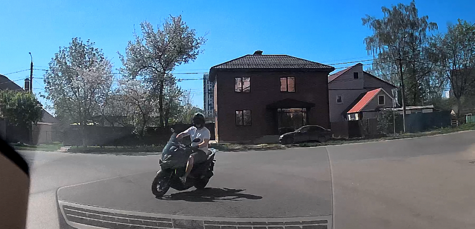 Бесстрашный мотоциклист обнаружен в Орле