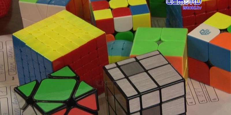 Собирают кубик Рубика за секунды! В Орле любители головоломок объединились в клуб спидкубинга
