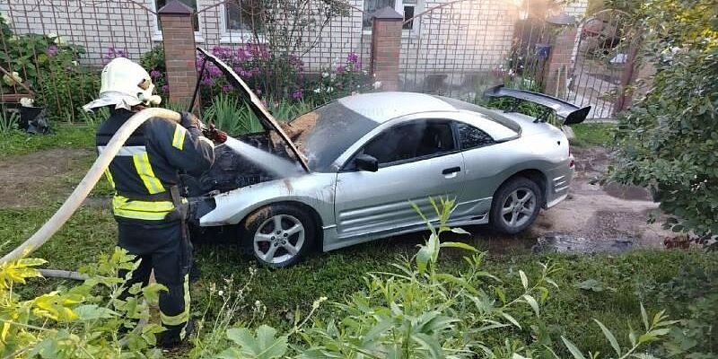 На улице Михалицына загорелся автомобиль