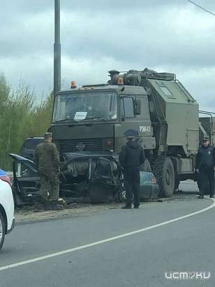 В Орле столкнулись военная техника и легковушка