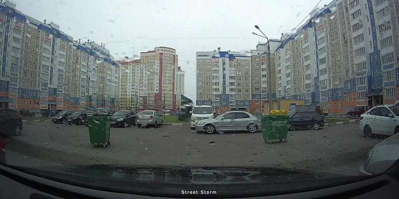 Видео: в Орле мусорные контейнеры повредили авто на парковке