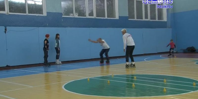 Этот спорт улучшает настроение и сжигает калории: орловские родители встали на ролики вместе с детьми
