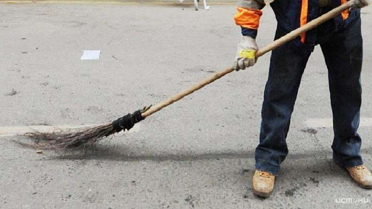 В Орле инспектор попался на взятке от осужденного, не хотевшего мести улицы