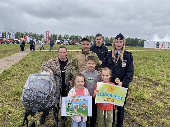 Полиция научила детей безопасному поведению на дорогах