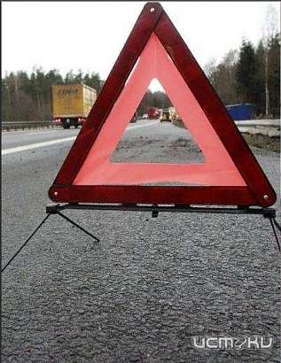 Женщину-инвалида доставали из перевернувшейся машины сотрудники МЧС