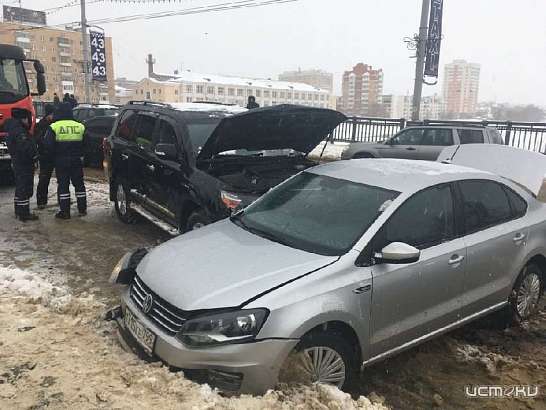 В Орле не поделили Красный мост две иномарки