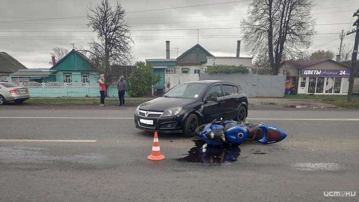 В Знаменке не поделили дорогу автомобилистка и мотоциклист