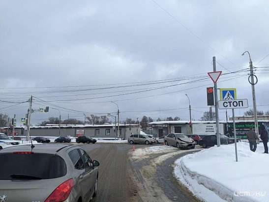 Не вписался в поворот: в Орле столкнулись два автомобиля