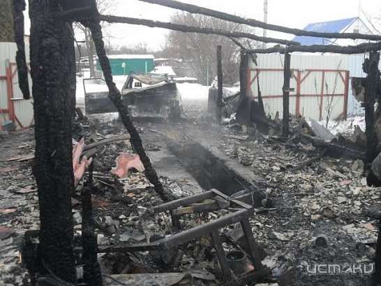 В Новодеревеньковском районе сгорел гараж с легковушкой