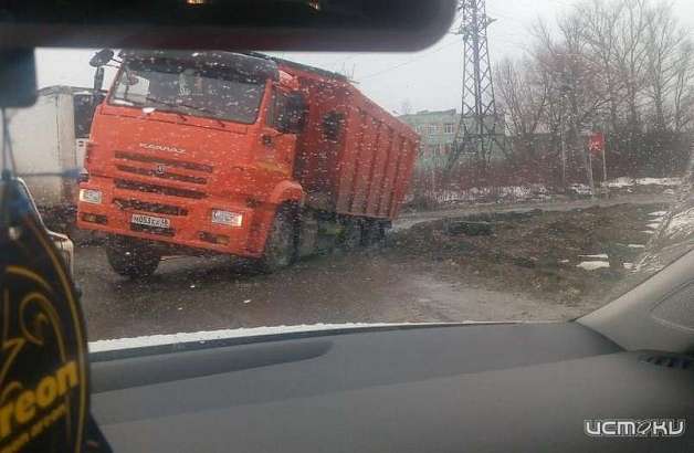 Фотофакт: два неразъехавшихся грузовика перекрыли Новосильское шоссе в Орле