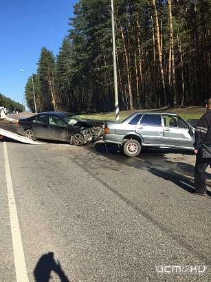 На трассе в районе Лужковского кладбища столкнулись «Volvo» и «ВАЗ»