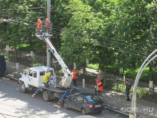 В Орле «Лада» врезалась в автокран с работающими на вышке людьми