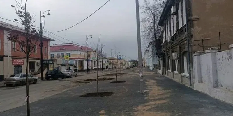 Во Мценске на обновлённой улице посреди тротуара оставили старый столб