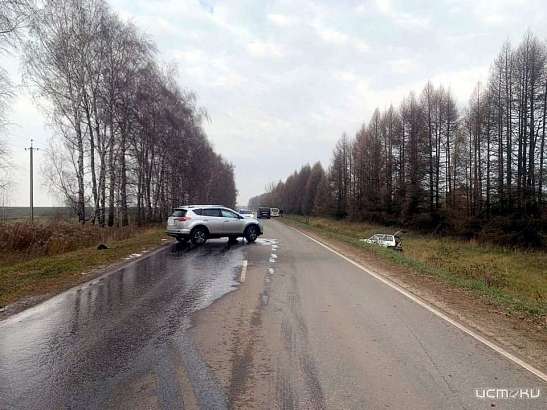 Под Орлом «Ока» улетела в кювет после столкновения с кроссовером