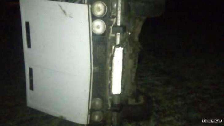 В Орловской области перевернулась машина: двое пострадали