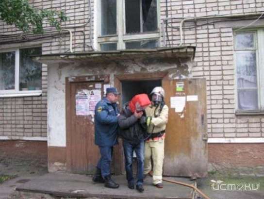 При пожаре в общежитии орловские спасатели эвакуировали 50 человек