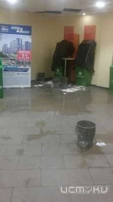 На ул. Брестской в Орле плавают банкоматы в отделении Сбербанка На ул. Брестской в Орле плавают банкоматы в отделении Сбербанка