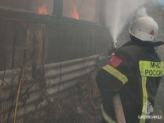 В Болхове из горящего дома спасли мужчину