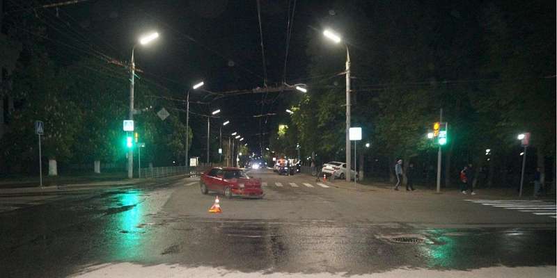 В Орле после столкновения с «Маздой» легковушку вынесло в сквер Гуртьева