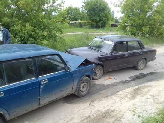 Автоледи, засмотревшись на красивый дом, допустила столкновение двух ВАЗов