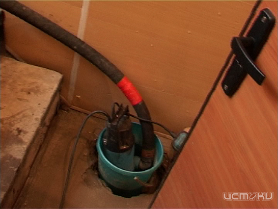 Утекают деньги: как по улице Гагарина течет бесхозная вода