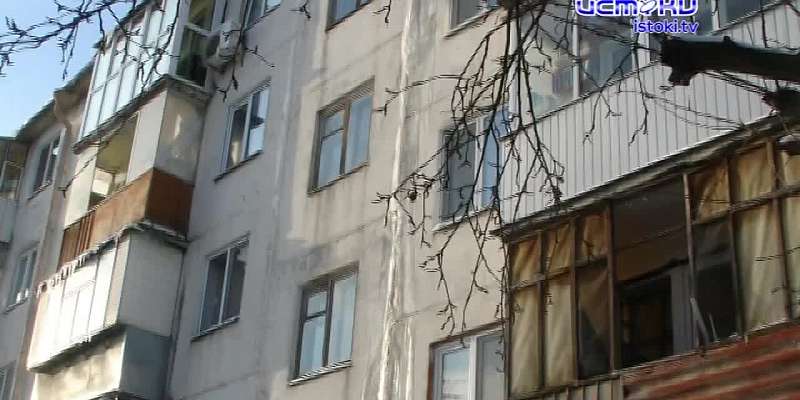 Сосульки на крышах домов мало заботят управляющие компании. Кто должен убирать ледяные наросты на крышах?