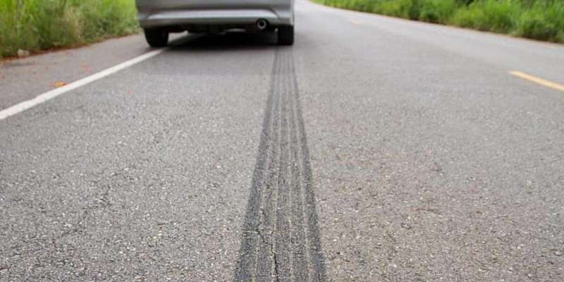 Лежал в крови на обочине: на жителя Болхова напали с ножом в собственном авто