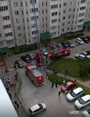 Жители дома по улице Раздольная показали как после перекрытия второго выезда из их двора выезжают пожарные машины