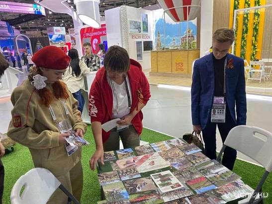 Под руководством орловских юнармейцев гости Выставки «Россия» сделали подарки для фронта