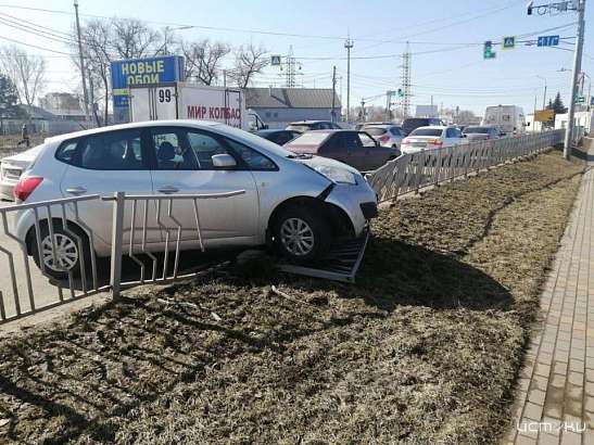В Орле на Васильевской не разъехались две иномарки