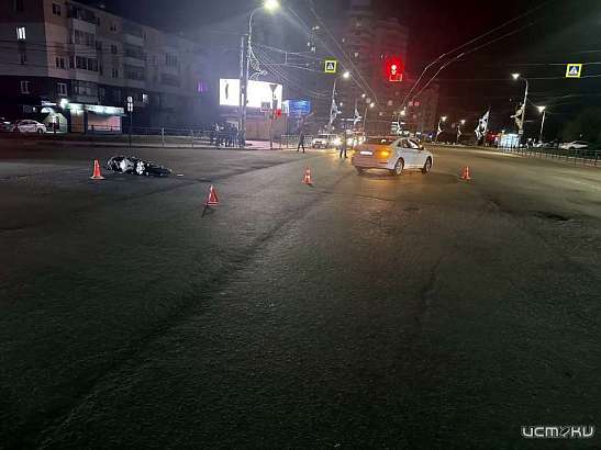 В центре Орла 17-летний мотоциклист устроил ДТП, проехав на запрещающий сигнал светофора